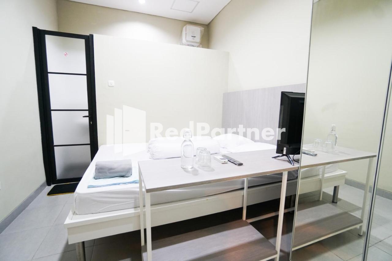Tomang Gelong Guest House Syariah Mitra Reddoorz จาการ์ตา ภายนอก รูปภาพ