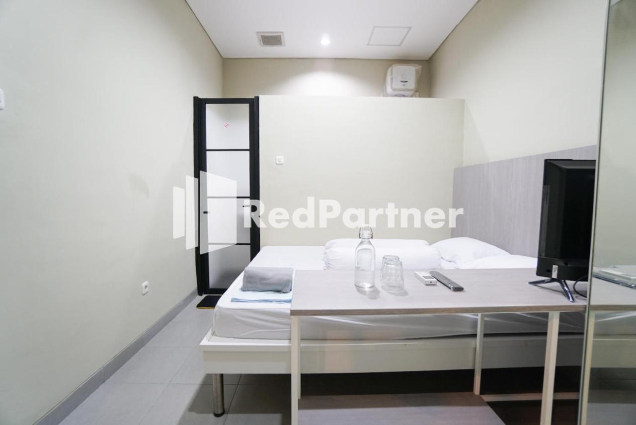 Tomang Gelong Guest House Syariah Mitra Reddoorz จาการ์ตา ภายนอก รูปภาพ
