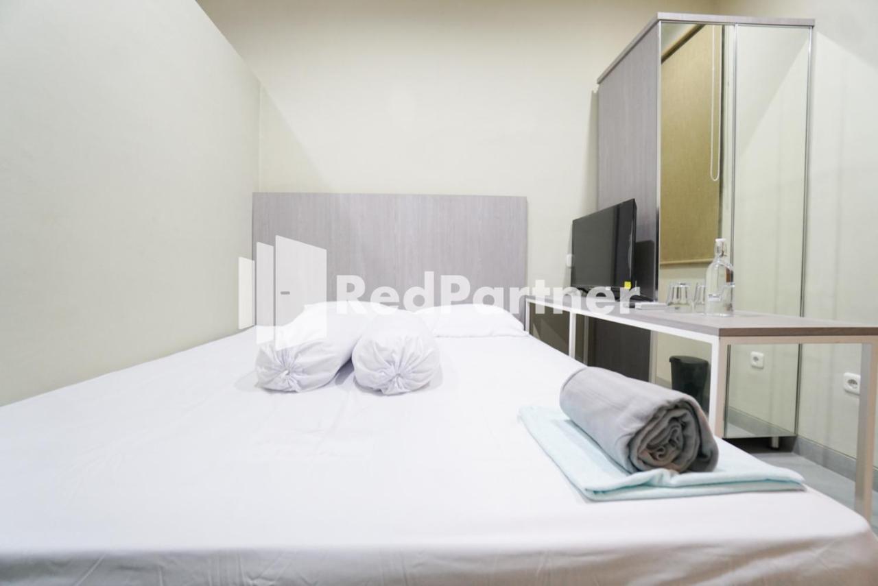 Tomang Gelong Guest House Syariah Mitra Reddoorz จาการ์ตา ภายนอก รูปภาพ