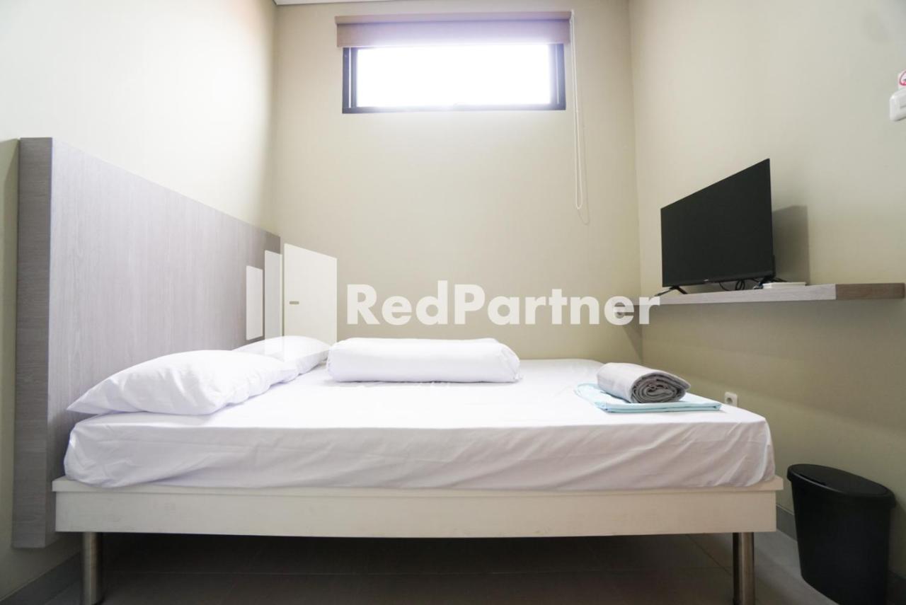 Tomang Gelong Guest House Syariah Mitra Reddoorz จาการ์ตา ภายนอก รูปภาพ