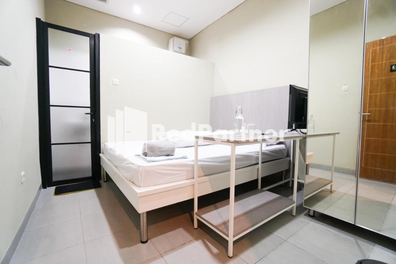 Tomang Gelong Guest House Syariah Mitra Reddoorz จาการ์ตา ภายนอก รูปภาพ
