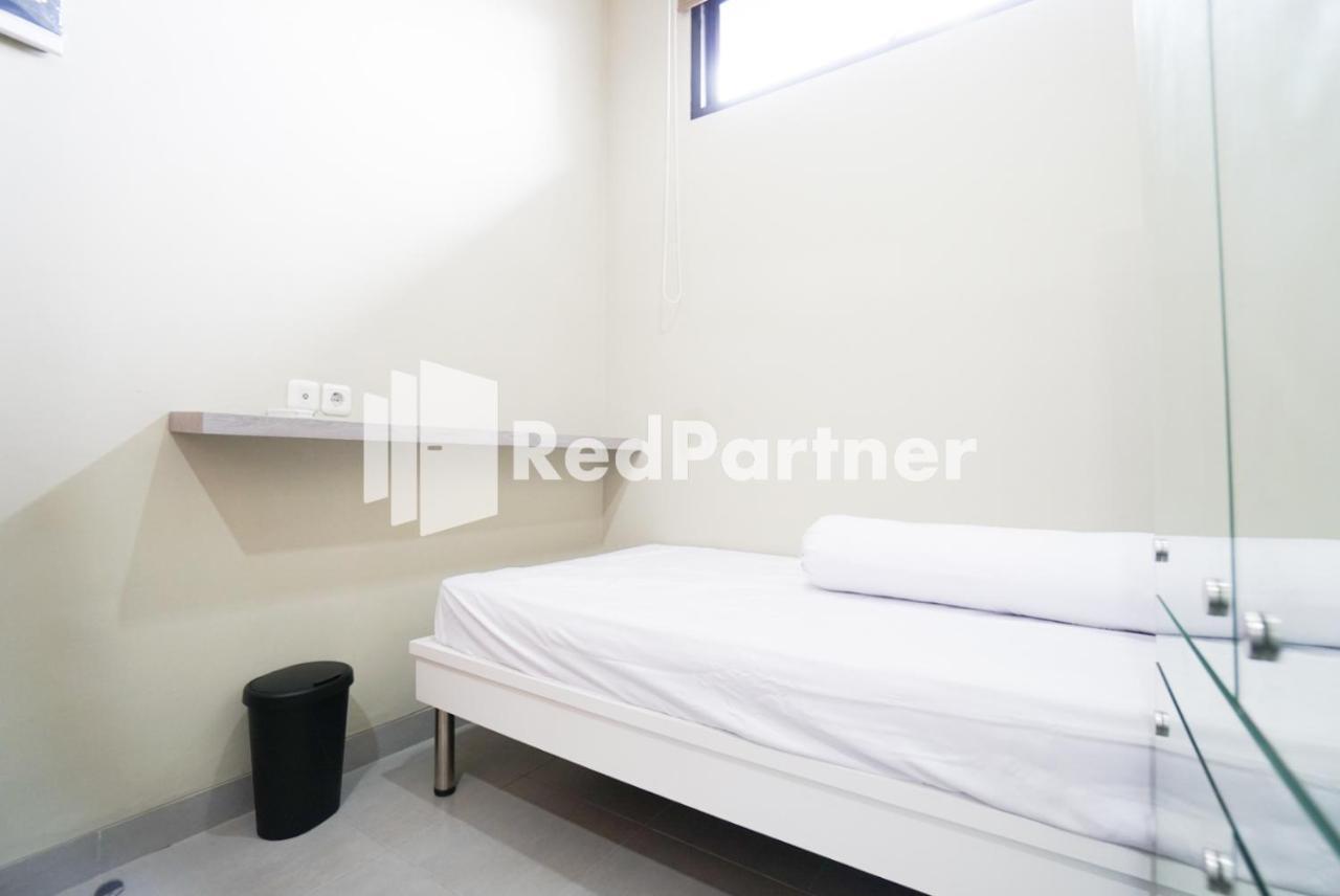 Tomang Gelong Guest House Syariah Mitra Reddoorz จาการ์ตา ภายนอก รูปภาพ