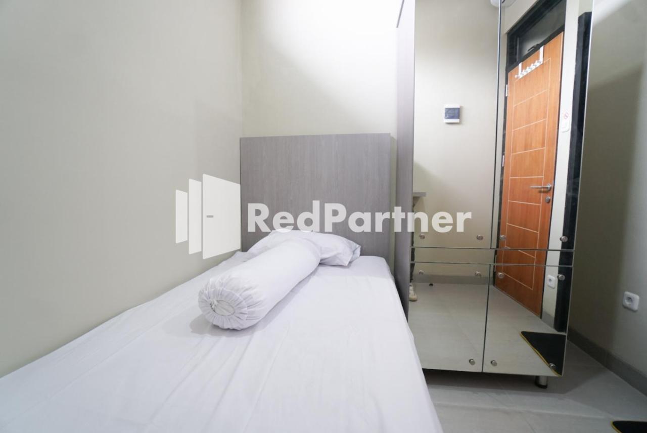 Tomang Gelong Guest House Syariah Mitra Reddoorz จาการ์ตา ภายนอก รูปภาพ