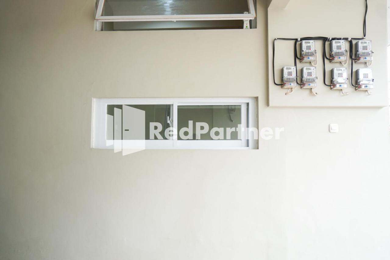 Tomang Gelong Guest House Syariah Mitra Reddoorz จาการ์ตา ภายนอก รูปภาพ