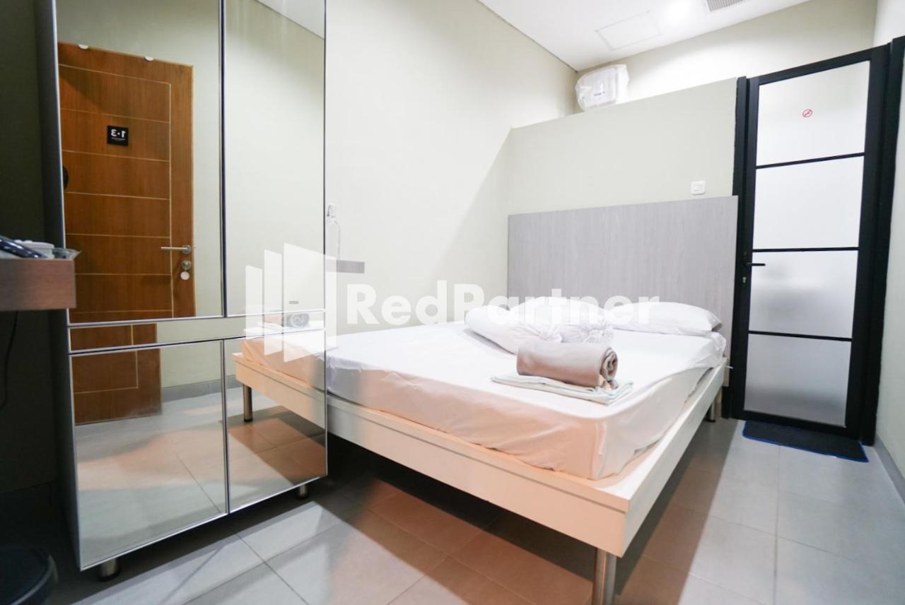 Tomang Gelong Guest House Syariah Mitra Reddoorz จาการ์ตา ภายนอก รูปภาพ