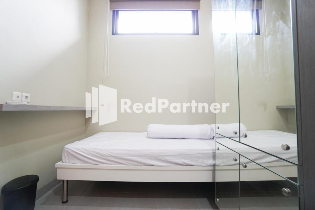 Tomang Gelong Guest House Syariah Mitra Reddoorz จาการ์ตา ภายนอก รูปภาพ