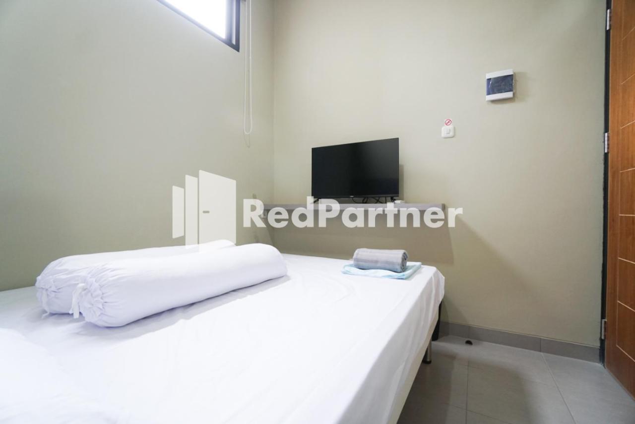 Tomang Gelong Guest House Syariah Mitra Reddoorz จาการ์ตา ภายนอก รูปภาพ