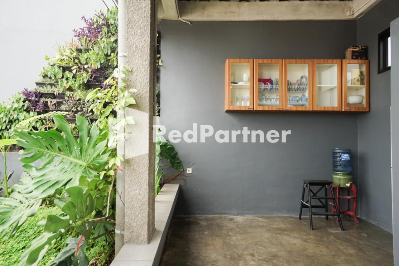 Tomang Gelong Guest House Syariah Mitra Reddoorz จาการ์ตา ภายนอก รูปภาพ