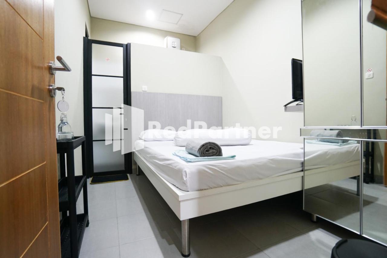 Tomang Gelong Guest House Syariah Mitra Reddoorz จาการ์ตา ภายนอก รูปภาพ