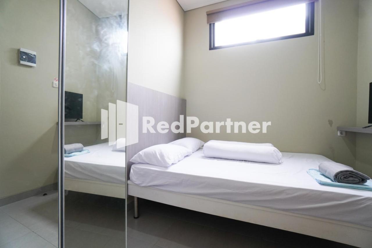 Tomang Gelong Guest House Syariah Mitra Reddoorz จาการ์ตา ภายนอก รูปภาพ