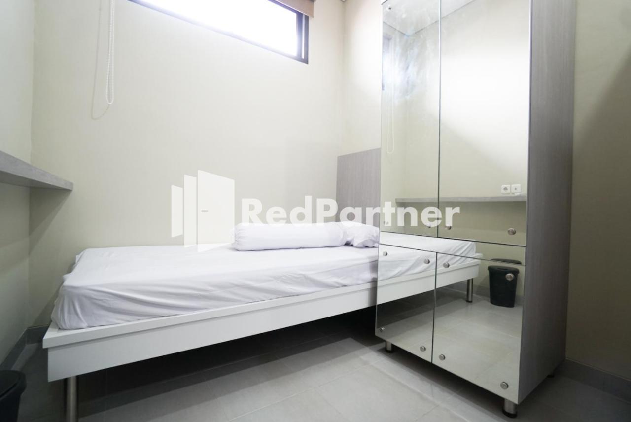 Tomang Gelong Guest House Syariah Mitra Reddoorz จาการ์ตา ภายนอก รูปภาพ