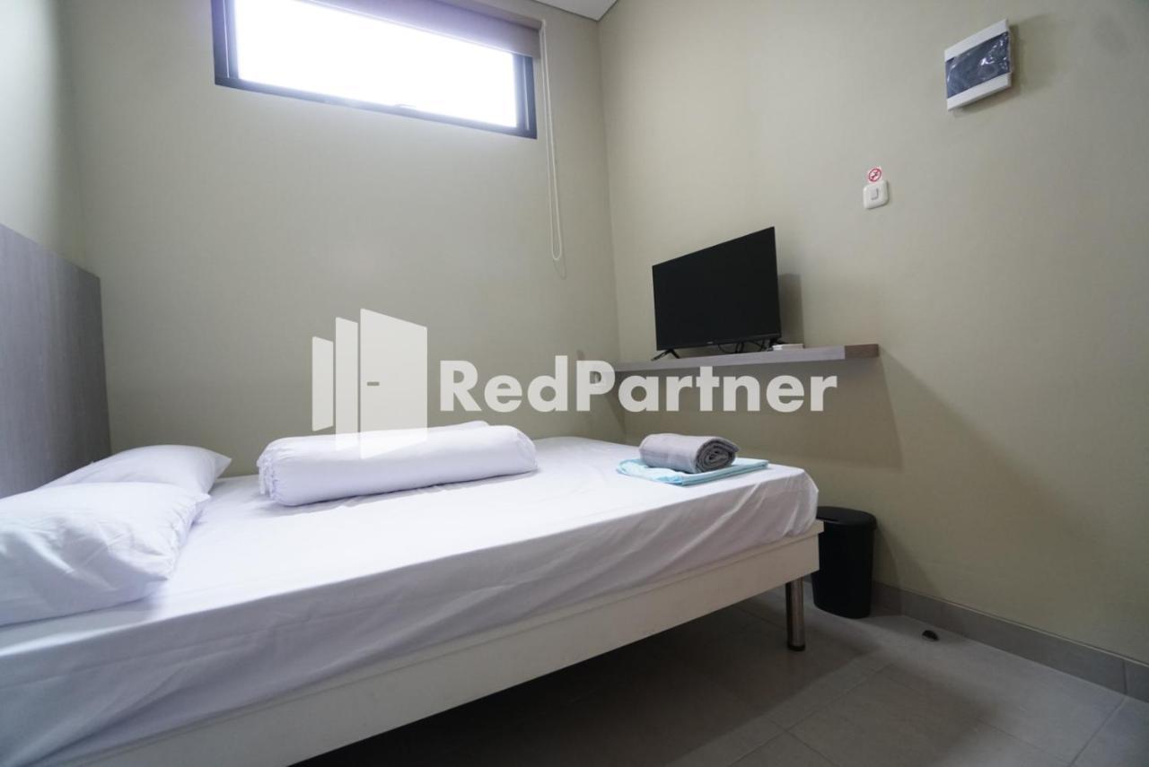 Tomang Gelong Guest House Syariah Mitra Reddoorz จาการ์ตา ภายนอก รูปภาพ