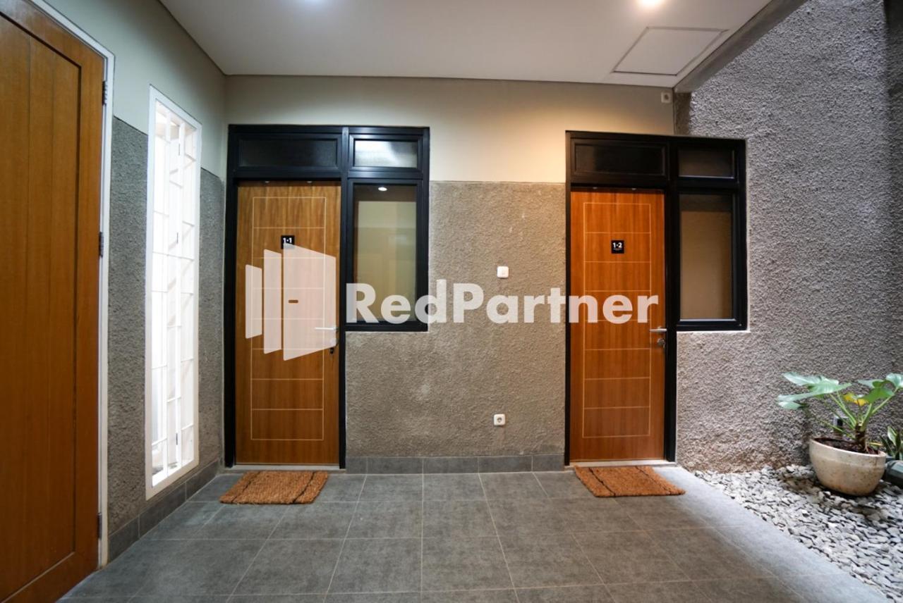 Tomang Gelong Guest House Syariah Mitra Reddoorz จาการ์ตา ภายนอก รูปภาพ