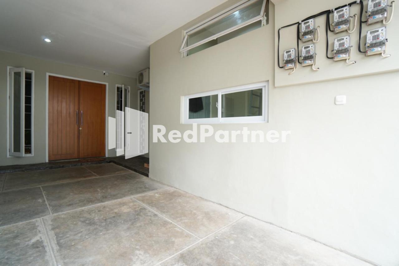Tomang Gelong Guest House Syariah Mitra Reddoorz จาการ์ตา ภายนอก รูปภาพ